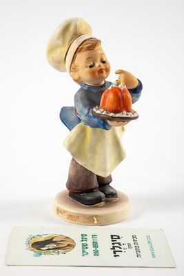 Goebel מערב גרמניה - Baker אופה. פיגורינה בעיצוב M.I.Hummel 
גובה 12.5 ס"מ