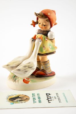 Goebel מערב גרמניה, - Goose Girl . פיגורינה בעיצוב M.I.Hummel 
גובה 10.5 ס"מ
