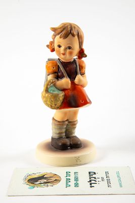 Goebel מערב גרמניה - Schoolgirl . פיגורינה בעיצוב M.I.Hummel 
גובה 11 ס"מ