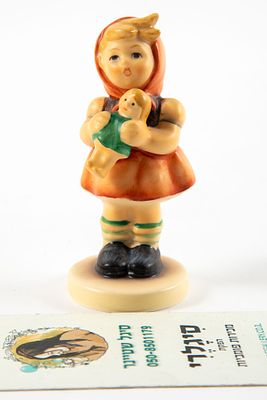 Goebel גרמניה - ילדה ובובה. פיגורינה בעיצוב M.I.Hummel 
גובה 7.5 ס"מ