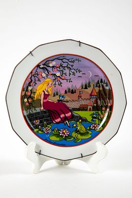 צלחת הנסיכה והצפרדע. על פי איור של Barbara F&uuml;rstenh&ouml;fer 
קוטר 24 ס"מ