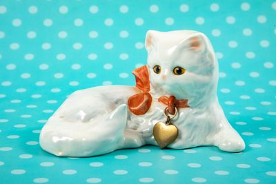 Goebel גרמניה - פיגורינת פורצלן של חתולה רובצת, עם פעמון לצוארה. שנות ה-90, 
אורך 15 ס"מ, גובה 9 ס"מ