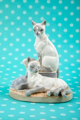 שני חתולים סיאמיים ודג. פיגורינת פורצלן, 
גובה 15 ס"מ