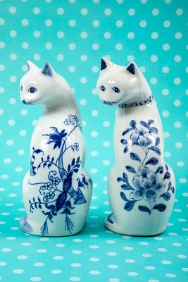 שני חתולי פורצלן בכחול לבן, מצויירים ביד, . גובה 18 ס"מ