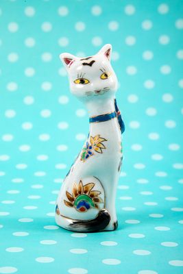 חתול פורצלן, מעוטר בציורי יד והזהבה, . גובה 11 ס"מ