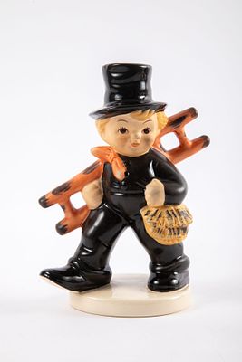 Goebel גרמניה - מנקה ארובות . פיגורינה בעיצוב M.I.Hummel 
גובה 13 ס"מ