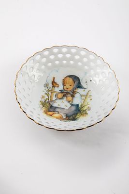 Reutter Porzellan גרמניה - אוהב אותי?. צלוחית פורצלן מעוטרת בשוליים בעבודת חסר, 
איור של M.I.Hummel 