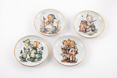 Reutter Porzellan גרמניה - 4 תחתיות פורצלן, . בהדפסי איורים של M.I.Hummel, 
קוטר 10 ס"מ