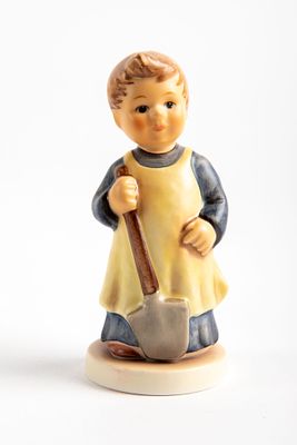 Goebel גרמניה - Garden treasufes. פיגורינה בעיצוב M.I.Hummel 
מ 1998-9 
גובה 10 ס"מ