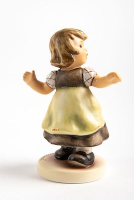 Goebel גרמניה - Liesl מסדרת Spring Waltz. פיגורינה בעיצוב M.I.Hummel 
מ 2007-8 
גובה 10 ס"מ