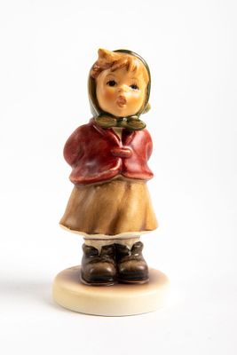 Goebel גרמניה - Clear as a bell . פיגורינה בעיצוב M.I.Hummel 
מ 2004-5 
צ'יפ למטפחת 
גובה 10 ס"מ