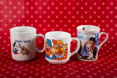 3 ספלים. ספל מיקי מאוס ופלוטו - לחבר הטוב 
ספל ליצנים 
וספל ילדים הולנדיים 
גובה 9-10 ס"מ