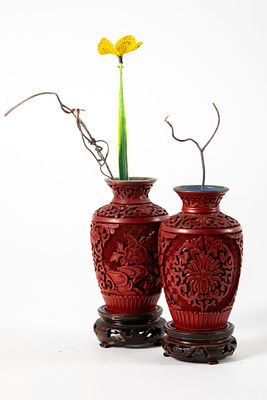 2 בקבוקי סינבר Cinnabar על סטנדים. גובה 10 ס"מ
