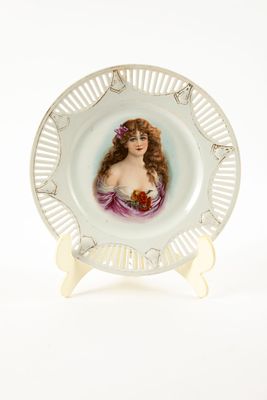 Schumann Bavaria גרמניה - צלחת פורצלן בהדפס פני נערה, מעוטרת בשוליים בעבודת חסר, . קוטר 22 ס"מ