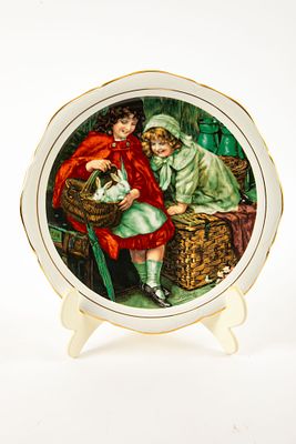 Royal Kendal אנגליה - צלחת Bone China בהדפס ילדות עם ארנבות, . מ 1985, 
ציור של George Sheridan 