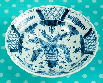 Delft הולנד - קערת דלפט מעוטרת בציור יד, חתומה, . קוטר 18 ס"מ