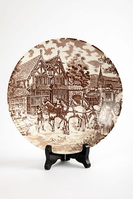 Constantia fine China, דרום אפריקה - צלחת בסגנון אנגלי בגווני חום, הדפס פאב וכרכרת סוסים, . קוטר 22 ס"מ