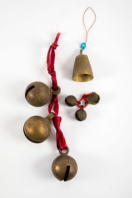 לוט פעמוני ברונזה. קוטר הפעמונים הגדולים 6 ס"מ
