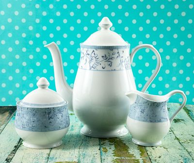 קומקום, חלבון וסוכרון פורצלן Fine Porcelain Thailand. פורצלן כחול לבן 
גובה הקומקום 21 ס"מ