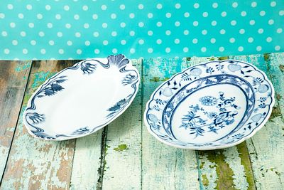 2 מגשים אובאליים כחול לבן. Villeroy &amp; Boch דגם Milla משנות ה 40-50, 
ו Thun Klosterle 