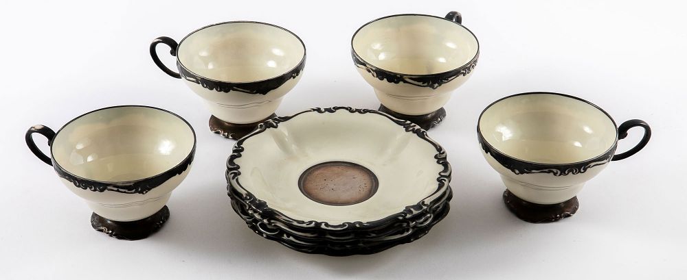 Rosenthal גרמניה - סט של 4 תחתיות וכוסות, פורצלן בשילוב כסף. קוטר התחתית 15 ס"מ 
מתוארך ל 1933 על 