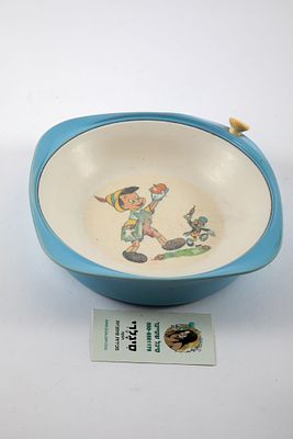 צלחת פינוקיו לשמירה על חום המזון. חתומה, פינוקיו שחוק, 
קוטר 20 ס"מ