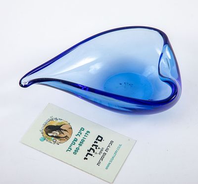 קערת לב מזכוכית מורנו כחולה. אורך 15 ס"מ