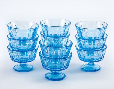 סט של 11 גביעי קינוח מזכוכית כחולה. גובה 8 ס"מ