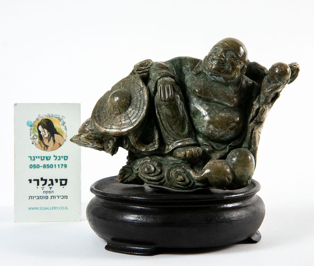 זקן עם כובע עם ילדים, עשוי אבן. גובה 11 ס"מ