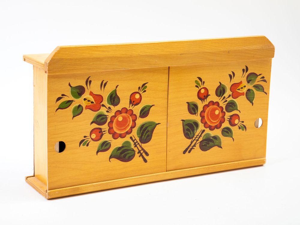 ארונית קטנה מעוטרת בפרחים, . 37x21x8 ס"מ