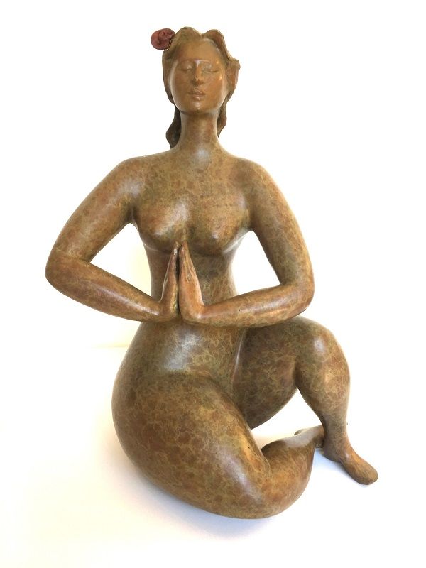 אנה לזובסקי - Namaste. פסל ברונזה 
מידות 18x22x31 ס"מ
