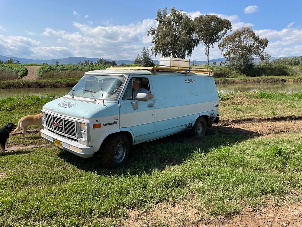 רכב אספנות GMC Vandora שנת 1991 . רכב טיולים עם מיטה, מערכת סולרית, מיכל מים של 80 ליטר על הגג 