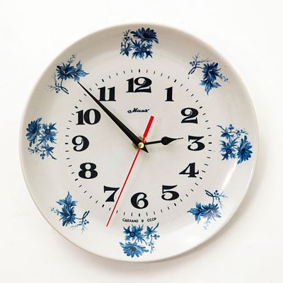 Mayak ברה"מ - שעון קיר, צלחת פורצלן בעיטור פרחים כחולים, . מנגנון סוללה (נראה תקין, ללא אחריות)