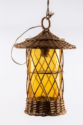 מנורה ב'כלוב' נצרים. גובה האהיל 35 ס"מ