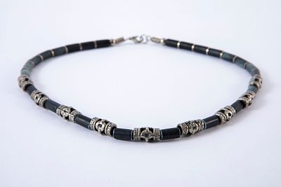 שרשרת חרוזים בשילוב מתכת כסופה. אורך 47 ס"מ