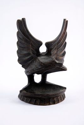 נשר פורש כנפיים, גילוף עץ כהה. גובה 16 ס"מ