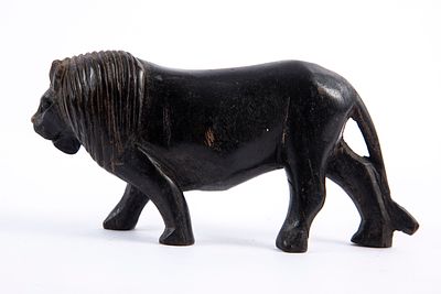 אריה עץ מגולף בעבודת יד. אורך 13 ס"מ