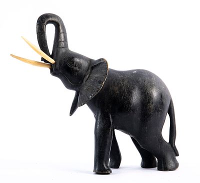 פיל מגולף מעץ אבוני, עם חטי שן. גובה 20 ס"מ