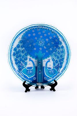 צלחת זכוכית טווסים בגווני כחול. קוטר 32 ס"מ