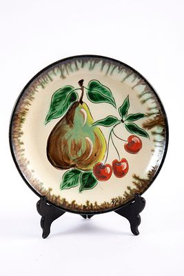 צלחת קרמיקה מצויירת ביד באגס ודובדבנים. קוטר 20 ס"מ