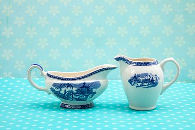 Boch Freres la Louviere בלגיה - חלבון ורוטביה בעיטור הדפסי נוף בכחול. גובה 10-12 ס"מ