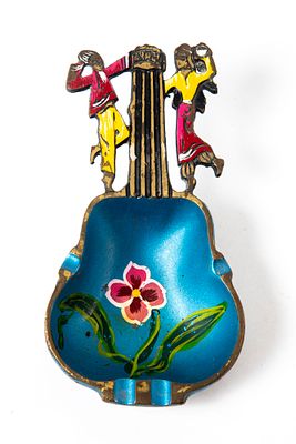 תמר - מאפרת ישראליאנה מעוצבת כגיטרה. אורך 17 ס"מ