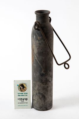 בקבוק מתכת מאורך. גובה 30 ס"מ