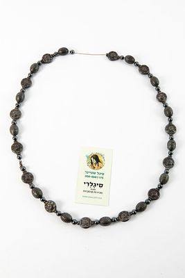 מחרוזת חרוזים כהים, לא חתום. אורך 85 ס"מ