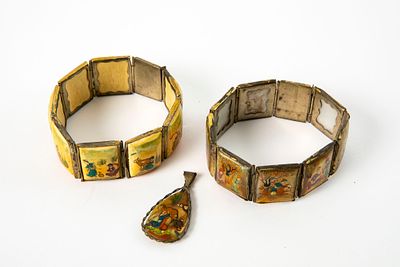 מיניאטורות פרסיות - 2 צמידים ותליון. אורך צמיד 20 ס"מ 
תליון 4 ס"מ