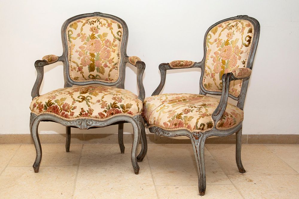 זוג כורסאות צרפתיות מרופדות בבד קטיפה. מידות 60x45x86 ס"מ