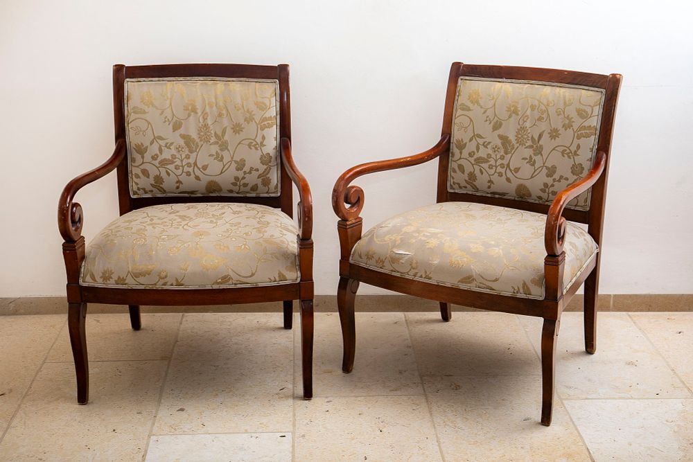 שתי כורסאות עתיקות, עברו ריפוד מחדש בבד בגווני קרם וזהב. 70x60x92 ס"מ