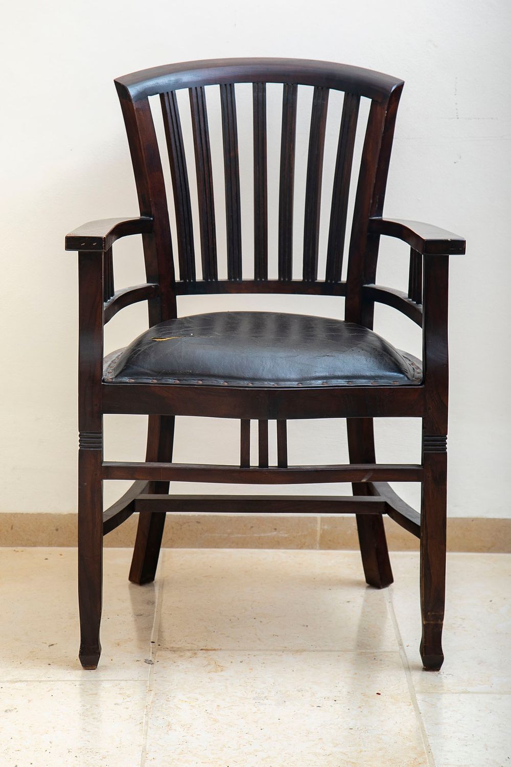 כסא עתיק, מרופד בריפוד עור (קרע לריפוד). מידות 60x43x94 ס"מ