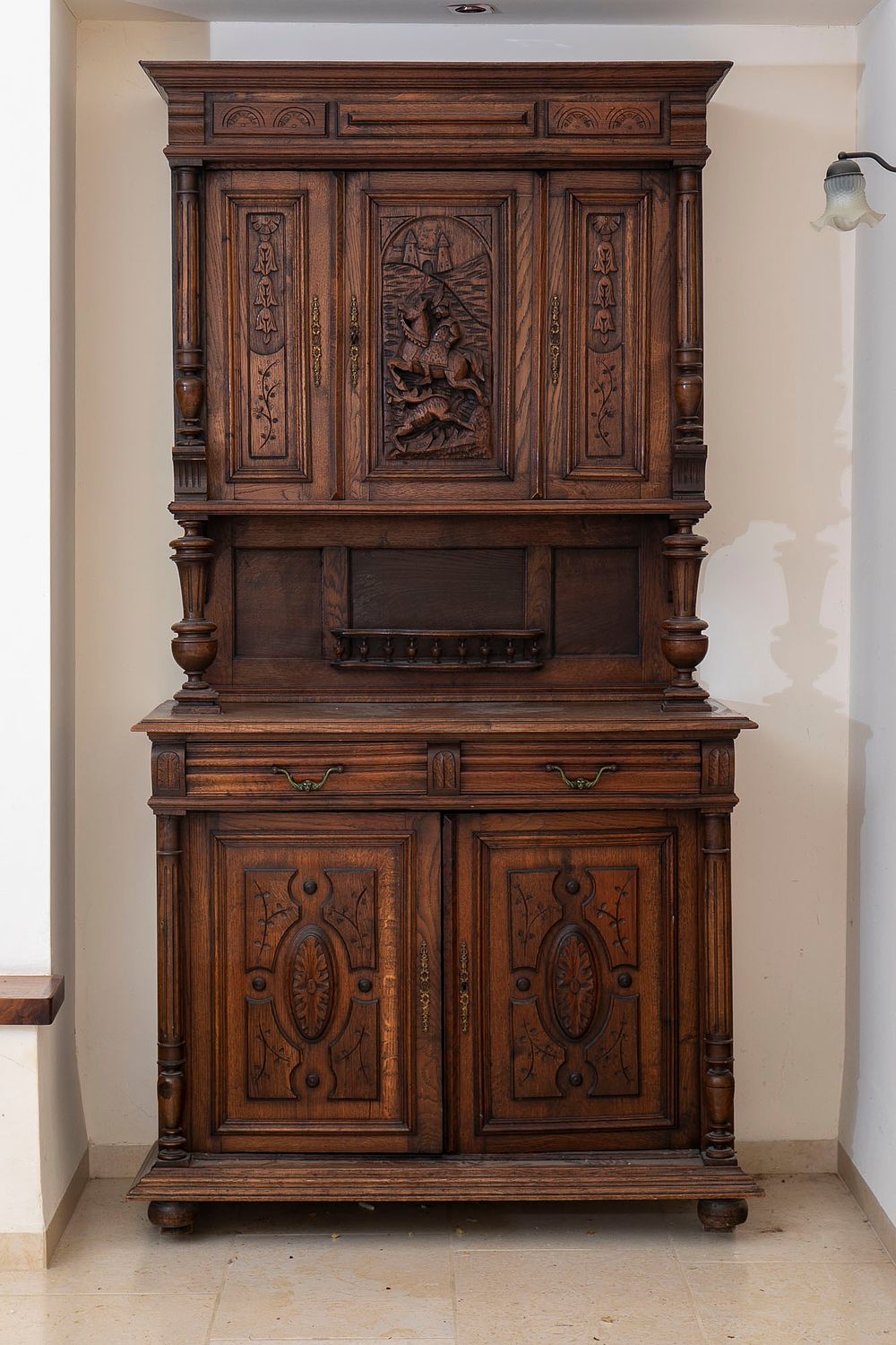 מזנון גדול ועתיק מעוטר בעבודת גילוף מרשימה, . מידות 115x50x215 ס"מ