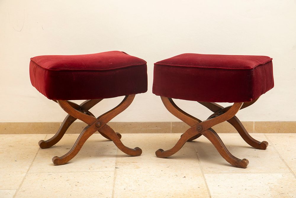 זוג הדומים בסגנון ריג'נסי, . בסיס עץ עם רגלי X וריפוד קטיפה אדום, 
מידות 50x40x48 ס"מ